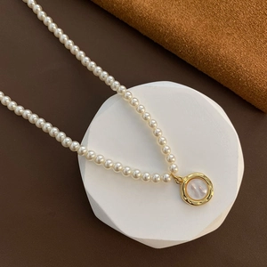 Französische Vintage Künstliche Perlenhalskette Runder Perlmutt Anhänger Edelstahl Vergoldet Eleganter Schmuck Damen