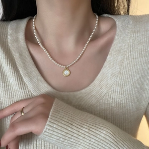 Französische Vintage-Perlenkette mit Barock-Perlmuttanhänger an einem Modell getragen