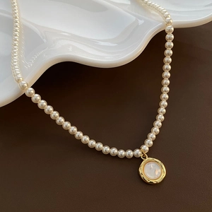 Französische Vintage Barock Perlenkette mit goldenem Anhänger aus Perlmuttschale