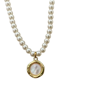 Barock-Perlenkette mit unregelmäßigem Perlmutt-Anhänger und goldener Hammerschlag-Optik