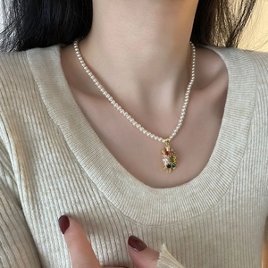 Collier Künstliche Perle Avec Pendentif Tortue Zircon Coloré Plaqué Or Acier Titane Bijoux Animaux Pour Femmes