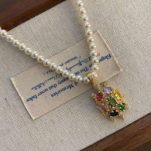 Collier de perles élégant avec pendentif tortue en zircons colorés doré