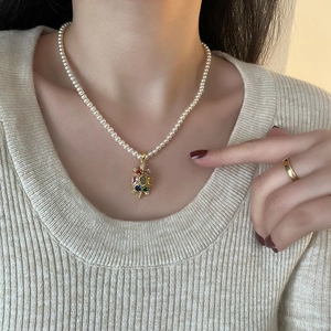 Pendentif tortue en zircon coloré avec collier de perles blanches pour femme