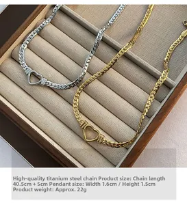Détail de colliers avec pendentif cœur en acier titane doré et argenté sur chaîne