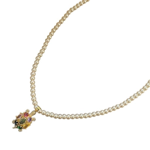 Collier pendentif tortue coloré avec petites perles blanches et finition dorée