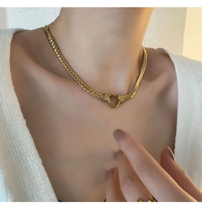 Détail du collier cœur évidé doré avec chaîne à maillons plats pour femmes en acier