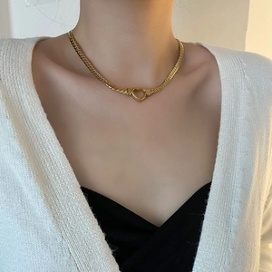 Collier en acier titane avec maille serpent plate et pendentif cœur évidé sur modèle