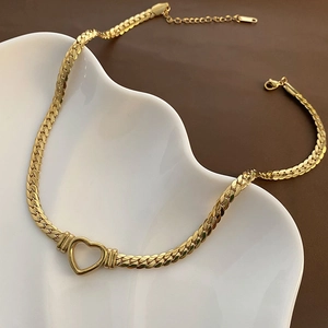 Collier chaîne serpent plate dorée avec pendentif cœur ajouré et fermoir réglable