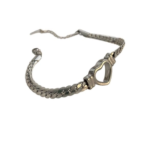 Collier plat en acier titane argenté avec un pendentif cœur creux minimaliste