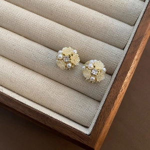 Ohrstecker im französischen Stil mit Harzblumen, Perlen und Zirkonia in einer Schmuckschatulle