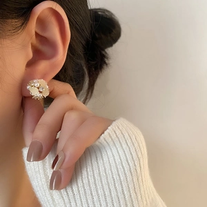 Ohrstecker im französischen Stil mit Blumencluster, cremefarbenen Perlen und Kristallen