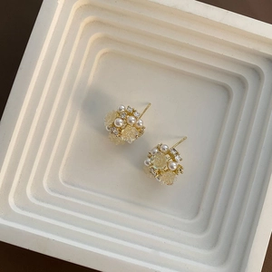 Französische goldene Blumenohrringe mit eleganten Perlen und schimmernden Zirkonen