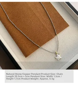 Détail du pendentif étoile de mer blanche avec perles en pierre naturelle et plaqué or