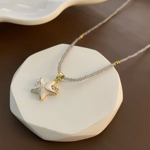 Collier élégant avec pendentif étoile de mer blanche, perles naturelles et dorures