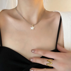 Ensemble collier étoile de mer blanche et bague vague porté par un mannequin
