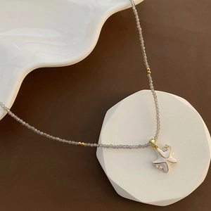 Collier rétro à perles avec pendentif étoile de mer blanche et pierres naturelles
