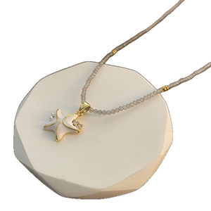Collier élégant pendentif étoile de mer blanche avec pierres naturelles et accents dorés