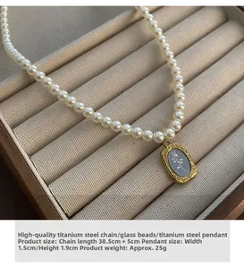 Vue macro détaillée du pendentif rose en relief sur collier de perles dans son écrin