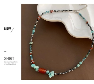 Dettaglio di una collana bohémien fatta a mano con perle d'agata e catena d'argento