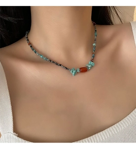 Dettaglio della collana fatta a mano con avventurina verde e agata su una modella