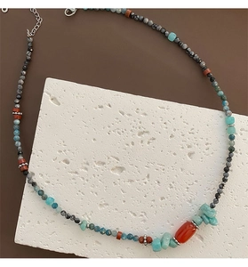 Dettaglio della collana di perline con agata avventurina e chiusura in argento su pietra