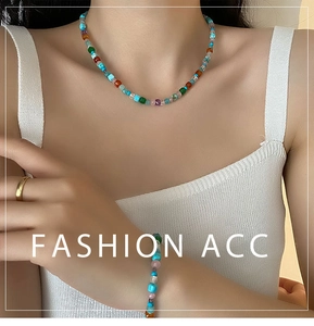 Ensemble collier et bracelet bohème en perles de pierre naturelle sur mannequin
