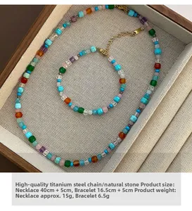 Détail du collier et bracelet en pierres naturelles colorées avec fermoirs en titane doré