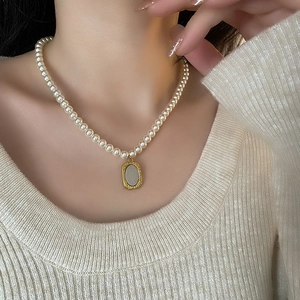 Collier De Künstliche Perles Avec Pendentif En Relief De Rose En Acier Inoxydable Style Français Vintage Choker Élégant Pour Femmes
