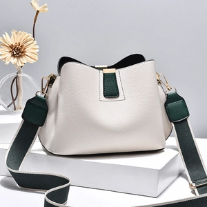 Mini sac seau blanc en cuir grainé avec bordure verte et bandoulière en tissu
