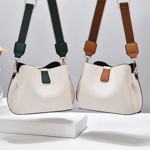 Borsa a secchiello bicolore con ampia tracolla jacquard in verde e marrone chiaro