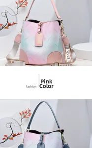 Détail du sac seau dégradé rose avec motifs cerisier et bandoulière en toile