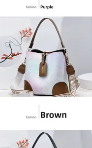 Détail du sac seau dégradé arc-en-ciel avec motifs floraux et brides en cuir marron