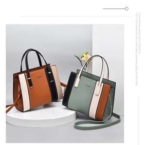 Détails du sac fourre-tout tricolore avec bandoulière réglable et texture en similicuir