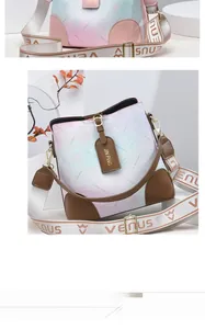 Détail du sac seau dégradé rose-bleu avec motifs floraux et renforts en cuir