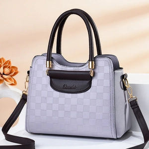 Schicke helllila Handtasche mit Karomuster, dunkelbraunen Griffen und goldenen Details