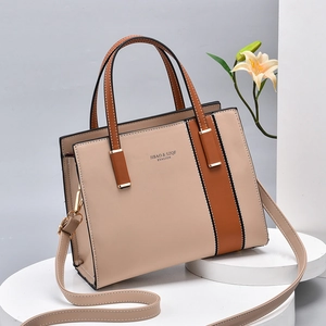 Sac fourre-tout chic en cuir patchwork beige et marron avec anses et bandoulière