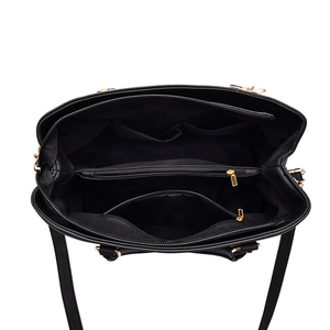 Draufsicht der schwarzen Lederhandtasche mit mehreren Fächern und goldenen Reißverschlüssen