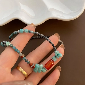 Collana artigianale con perline di amazzonite blu, agata rossa e accenti etnici