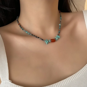 Collana etnica di perle con quarzo blu e agata rossa su top bianco in maglia