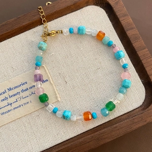 Bracelet en pierres naturelles colorées avec cristaux multicolores et fermoir doré