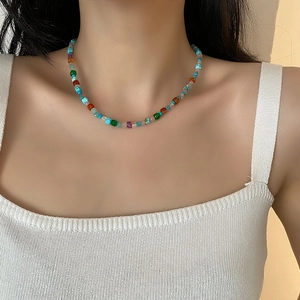 Collier en perles de pierre naturelle colorées style bohème pour parure d'été