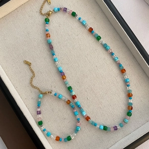Ensemble collier et bracelet en pierres naturelles colorées avec fermoir doré