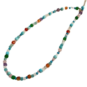 Collier artisanal en perles de pierre naturelle colorée avec fermoir mousqueton doré