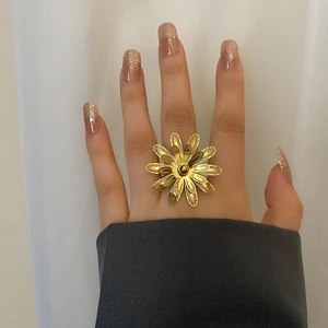Elegante anello aperto placcato oro con design floreale a margherita per donna