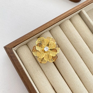 Anello aperto a fiore dorato con filigrana e cristallo centrale per gioielli da sposa