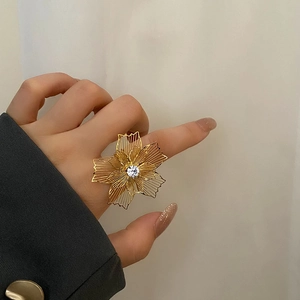 Anello a fiore traforato chic in oro con zircone bianco scintillante centrale da donna