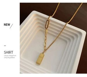 Détail d'un pendentif lingot d'or avec gravure GOLD et chaîne serpent au design unique