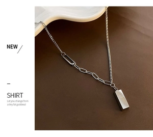 Gros plan du collier pendentif lingot d'argent avec chaîne à maillons sur cuir