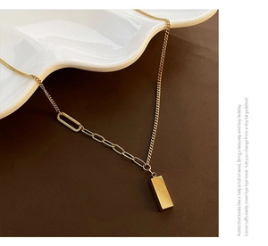 Détail du pendentif lingot d'or avec gravure GOLD sur une chaîne mixte à maillons trombones