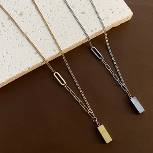 Colliers avec pendentif barre en or et argent, chaîne asymétrique et gravure GOLD
